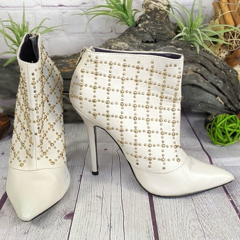 London Trash Diane – White Ankle Booties